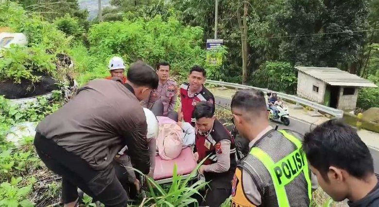 Rem Blong di Jalur Pacet, Sekeluarga Terpental Usai Tabrak Karung Sekam