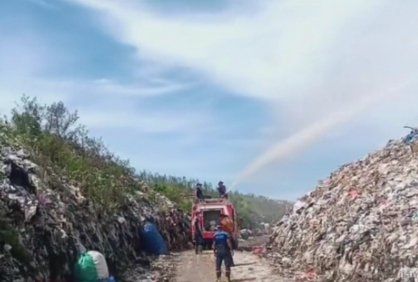 Kurangi Bau Sampah, DLH Lamongan Semprot Cairan Eco Lindi ke TPA Tambakrigadung