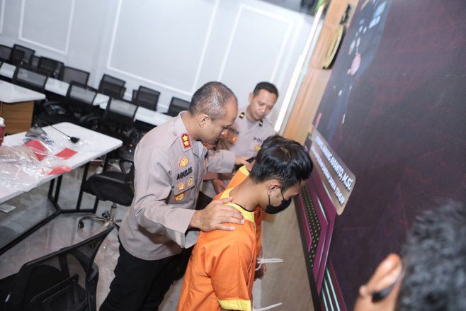 Bayar Utang, Suami Tega Jual Istri Lakukan Threesome