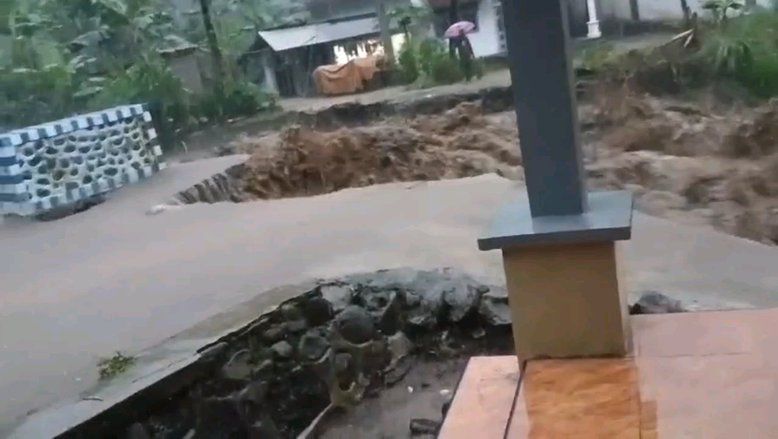 Banjir Besar Terjang Tiga Desa di Lereng Argopuro Probolinggo, Jembatan Putus