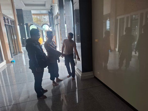 Tertidur di Serambi Masjid, Ponsel Iphone 13 Milik Pria Ini Diembat Pencuri