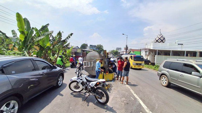 Truk Tangki Air Terguling di Jalur Mojosari-Krian, Lalu Lintas Macet