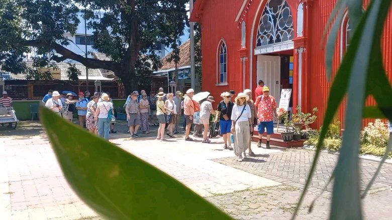 Natal, Wisatawan Mancanegara Memadati Gereja Merah Probolinggo 