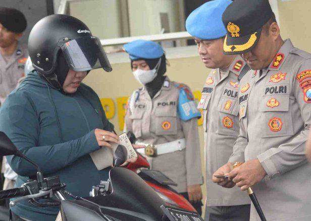 Kapolres Lamongan Tegakkan Disiplin Internal lewat Pemeriksaan Kendaraan Personel