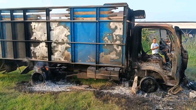 Angkut Sapi Hasil Curian, Sebuah Truk Dibakar Massa di Probolingo