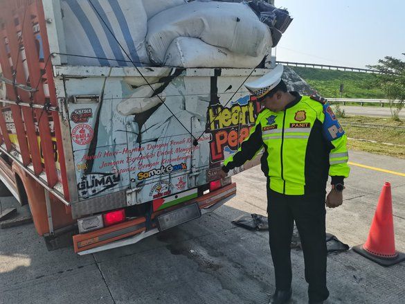 Truk Vs Truk di Tol Jombang - Mojokerto, Dua Korban Meninggal di Tempat
