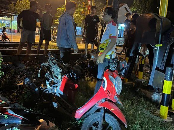 Tertabrak Kereta Api di Perlintasan Deket Lamongan, Pengendara Motor Alami Patah Kaki