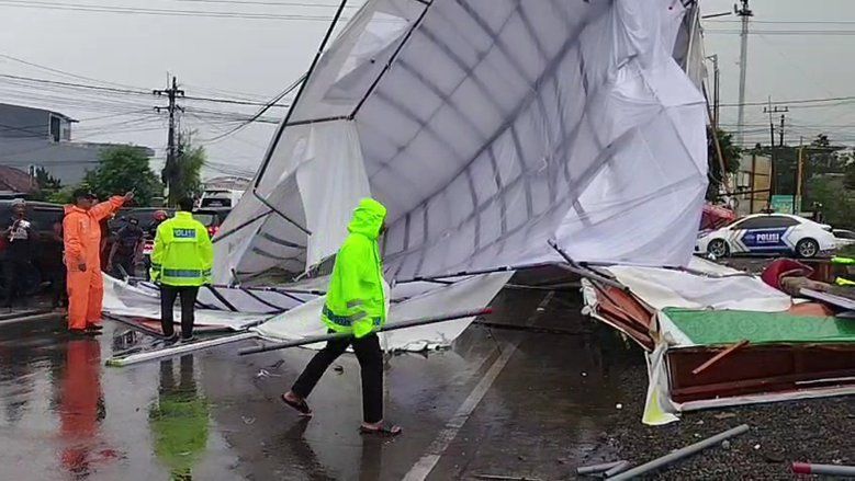 Angin Kencang Terjang Puri Mojokerto, Baliho Raksasa dan Pos Polisi Ambruk