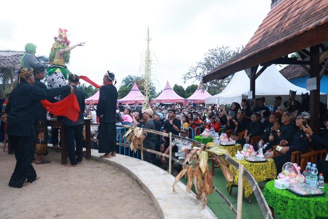 Berkah Seblang Olehsari, Pedagang Raup Cuan Tiga Kali Lipat