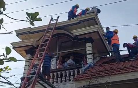 Tersetrum Saat Benahi Genteng, Tukang Bangunan Menderita Luka Bakar