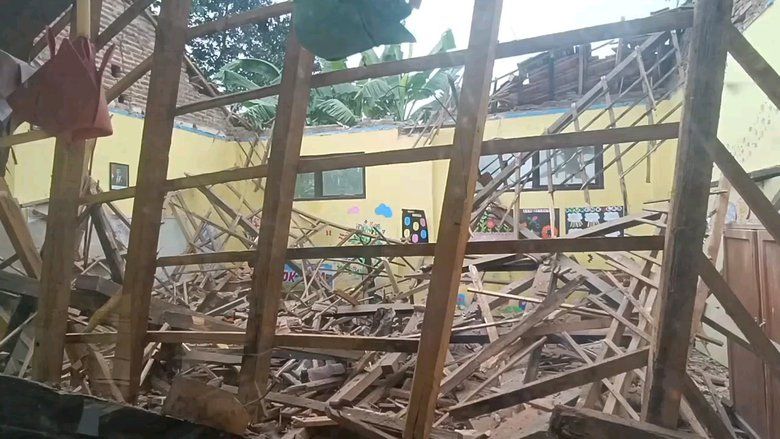 Atap Ruang Kelas SDN 1 Sumberkare 1 Probolinggo Ambruk, Pembelajaran Dipindah