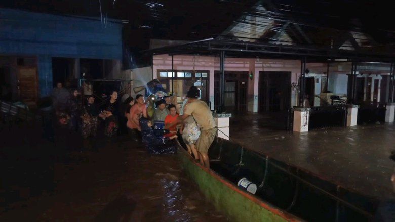 Warga Terdampak Banjir Probolinggo Dievakuasi dengan Perahu Nelayan