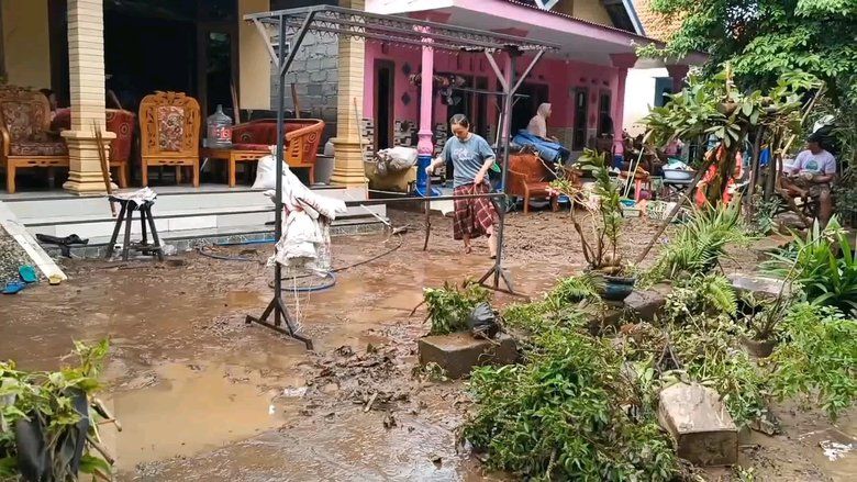 Warga Terdampak Banjir di Probolinggo Membutuhkan Bantuan Logistik