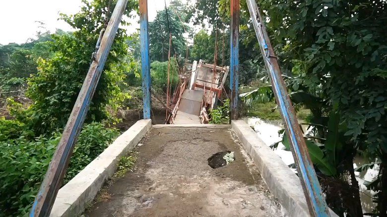 Jembatan Gantung Hancur Diterjang Banjir, Akses Antardusun di Probolinggo Putus 