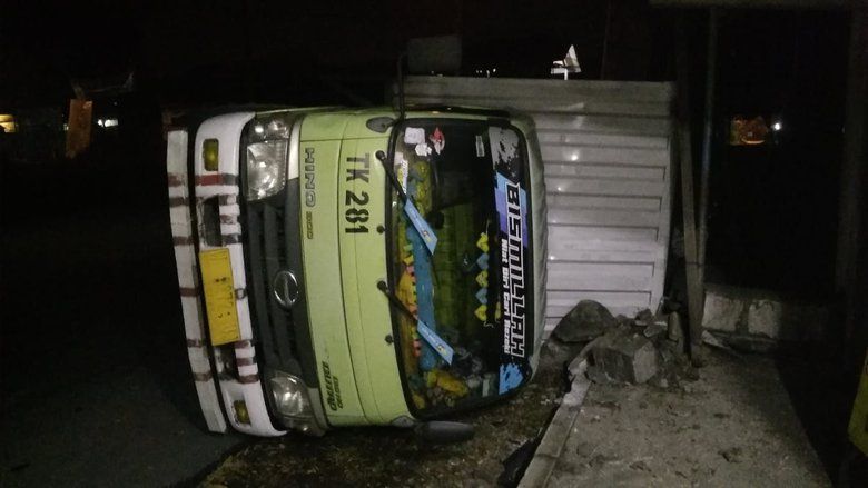 Sopir Kaget di Tikungan Minim Penerangan, Truk Boks Terguling di Mojokerto