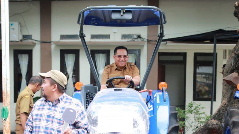 Tingkatkan Produksivitas Pertanian, Wali Kota Probolinggo Bagikan Traktor Bagi Petani

‎