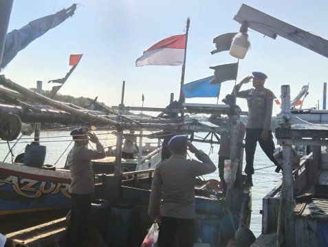 Peringati Kemerdekaan RI ke-80, Satpolairud Polres Lamongan Bagi Bendera Merah Putih ke Nelayan