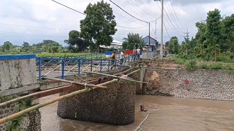 Jembatan Penghubung Empat Desa di Probolinggo Terancam Putus

‎