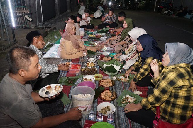 Kesan Wisatawan Asing Mengikuti Tradisi <em>Tumpeng Sewu</em> di Desa Kemiren Banyuwangi 