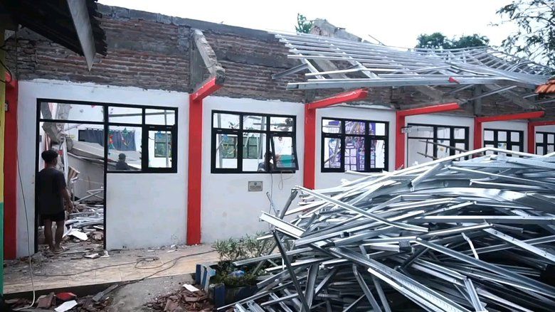Atap Tiga Kelas di SDN Pamatan 2 Probolinggo Ambruk