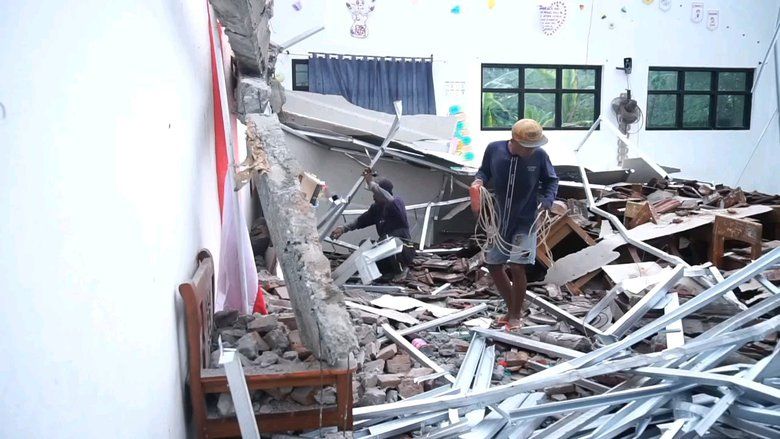 Atap Ambruk, Sebagian Siswa SDN Pamatan 2 Probolinggo Belajar di Aula