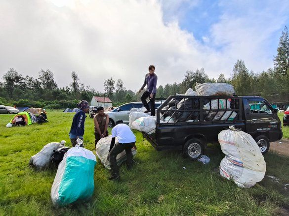 Ditutup Sehari, TWA Kawah Ijen Dibersihkan