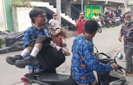 Belasan Siswa SMAN 2 Lamongan Diduga Keracunan MBG