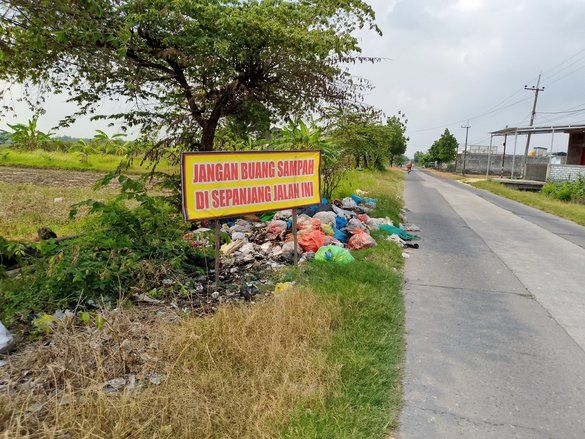 Masyarakat Keluhkan TPS Liar di Pinggir Jalan Waduk Gondang Lamongan