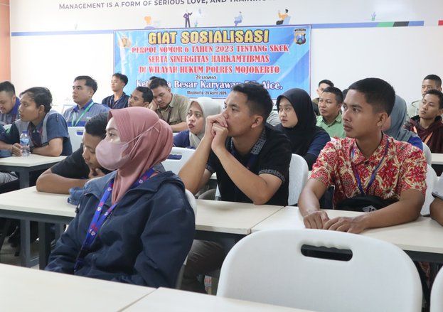 Polisi Mojokerto Mengedukasi Karyawan Pabrik Es Krim Tentang Aturan SKCK
