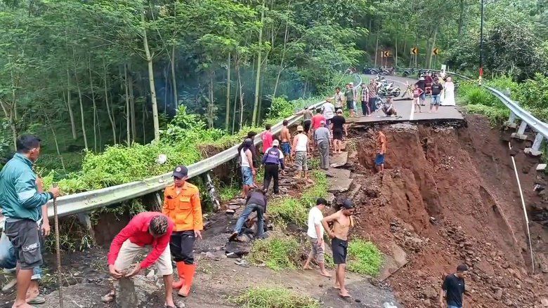 Amblas 20 Meter, Jalur Alternatif Probolinggo – Pasuruan Terputus