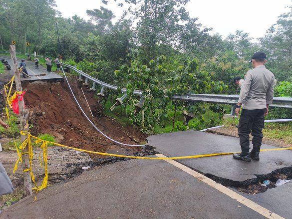 Jalur Alternatif Putus, Warga Probolinggo Krisis Air Bersih