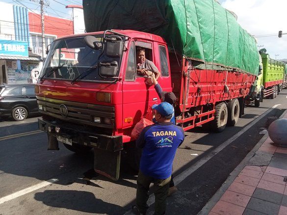 Pemkab Banyuwangi Bagikan 500 Nasi Bungkus pada Sopir Truk Terjebak Macet Menuju Pelabuhan Ketapang