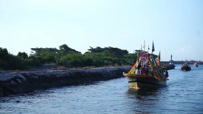 Puluhan Kapal Hias Iringi Keberangkatan Calon Haji Gili Probolinggo