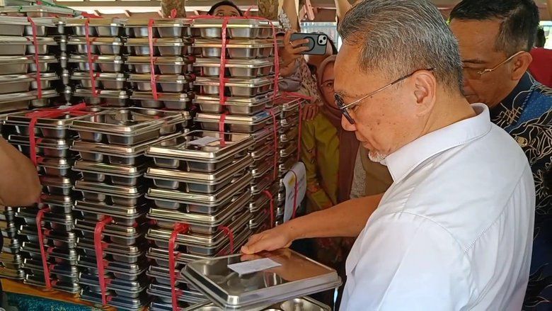 Kunjungi Probolinggo, Menko Pangan Ancam Tutup Dapur MBG Tak Standar