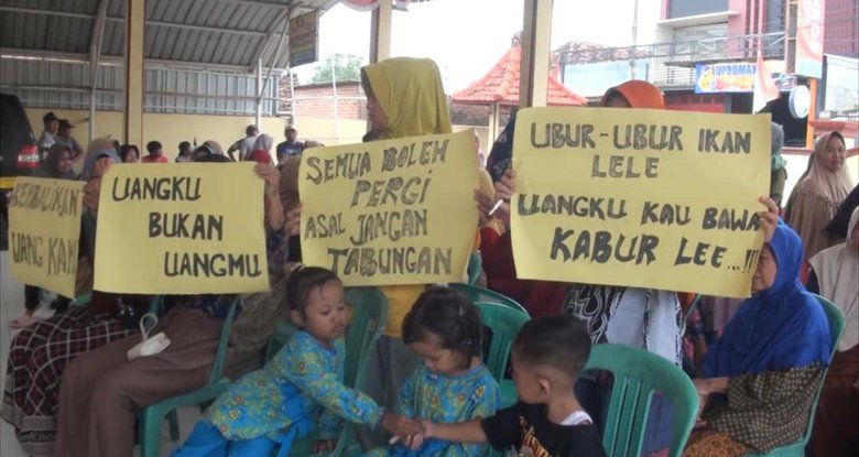 Uang Tabungan di Koperasi Raib, Emak-Emak Datangi Balai Desa Gading 