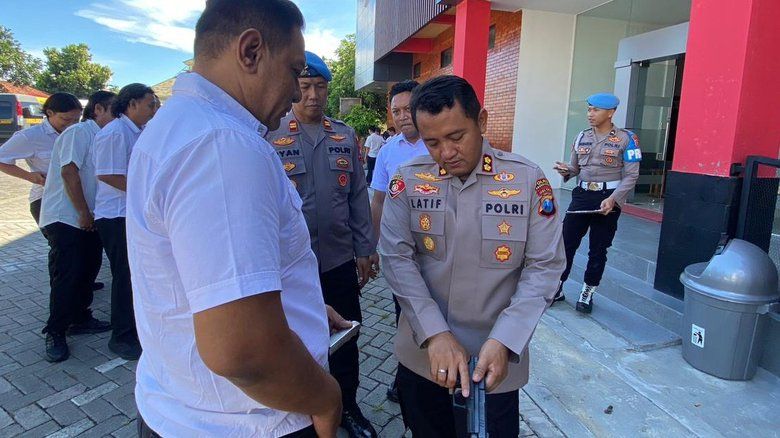 Cegah Pelanggaran Internal, Polisi di Probolinggo Jalani Tes Urine dan Cek Senpi