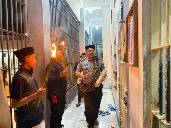 Bangunkan Sahur Warga Binaan, Kepala Lapas Mojokerto Keliling Bunyikan Kentongan