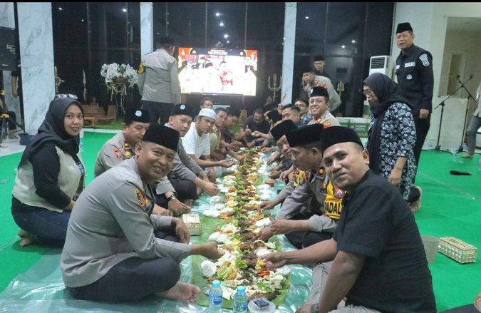Nasi Liwet Warnai Bukber Kapolres Mojokerto dan Awak Media