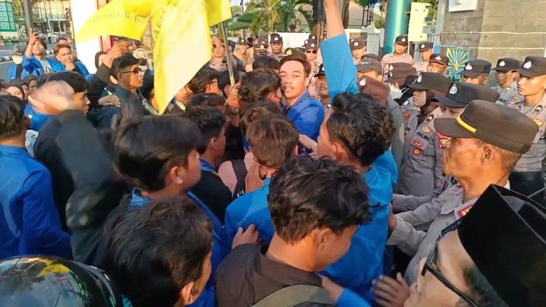 Mahasiswa dan Polisi Saling Dorong Saat Demo di Kantor Wali Kota Probolinggo