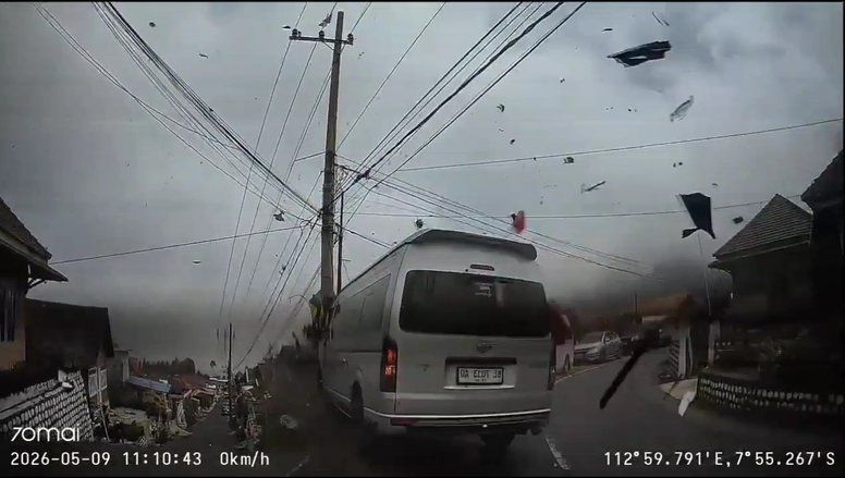 Toyota Hiace Turis Singapura Rem Blong di Jalur Bromo, 11 Luka