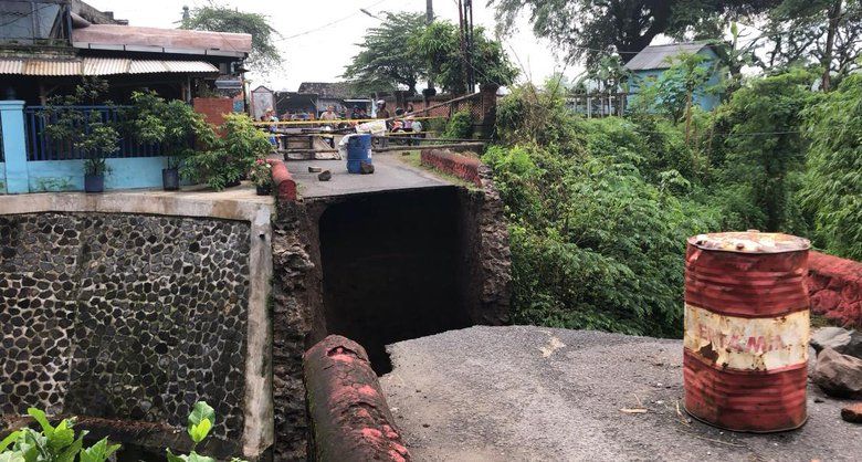 Jembatan Antardusun Amblas, Akses ke Sekolah di Mojokerto Terhambat