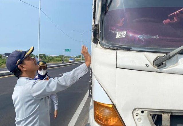Marak Truk Parkir di Bahu JLU, Dishub Lamongan Intensif Lakukan Razia