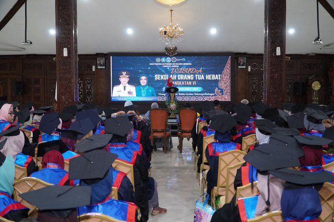 Pak Yes Ajak Wisudawan SOTH Ikut Membangun Ketahanan Keluarga