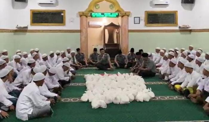Jalin Kebersamaan, Petugas Lapas Mojokerto Buka Puasa bareng Warga Binaan