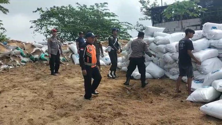 Menjelang Libur Lebaran, Polri dan TNI Benahi &quot;Benteng Sekam&quot; di Tikungan Gotekan Pacet