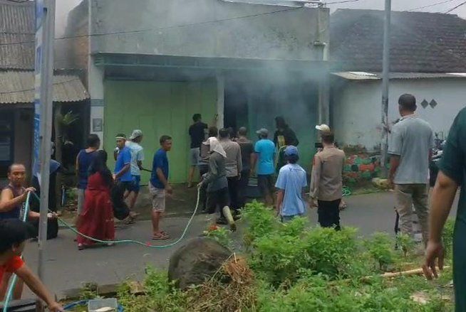 Diduga Korsleting, Suzuki Carry yang Parkir di Garasi Rumah Terbakar
