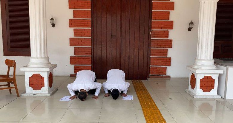 Bebas dari Hukuman Saat Lebaran, Dua Napi Lapas Mojokerto Sujud Syukur