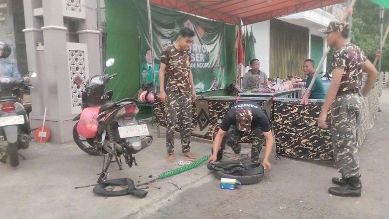 Layani Pemudik, Banser Ngoro Mojokerto Buka Posko Tambal Ban Gratis dan Layanan Kesehatan