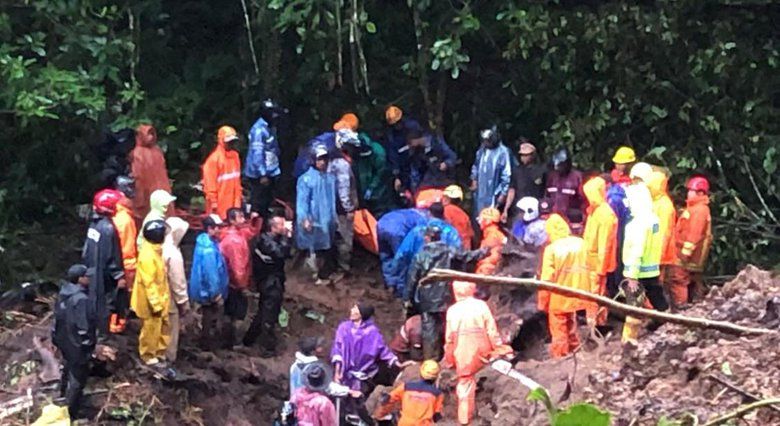 Mobil Tertimbun Longsor di Mojokerto, Satu Korban Ditemukan Tewas