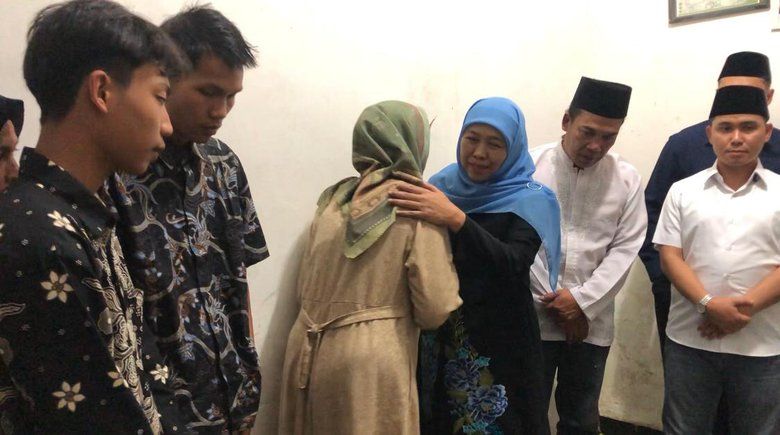 Takziah, Khofifah Peluk Erat Keluarga Korban Longsor Pacet